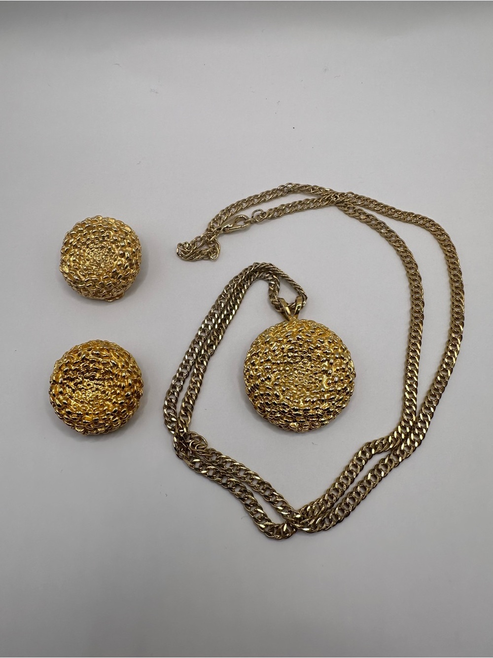 Vintage Textured Gold Tone Pebble Pendant Chain Necklace And Clip Earrings Set